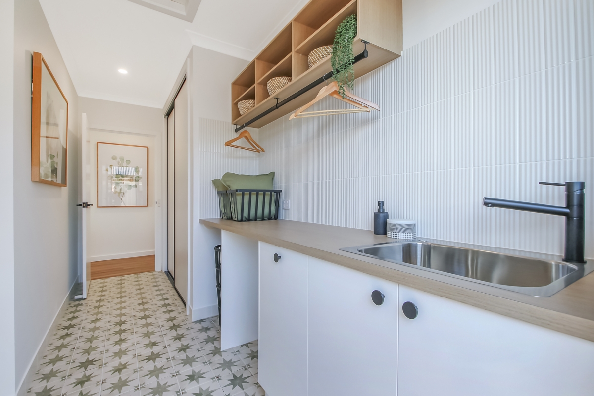 kingfisher-display-home-laundry-cabinets-thurgoona